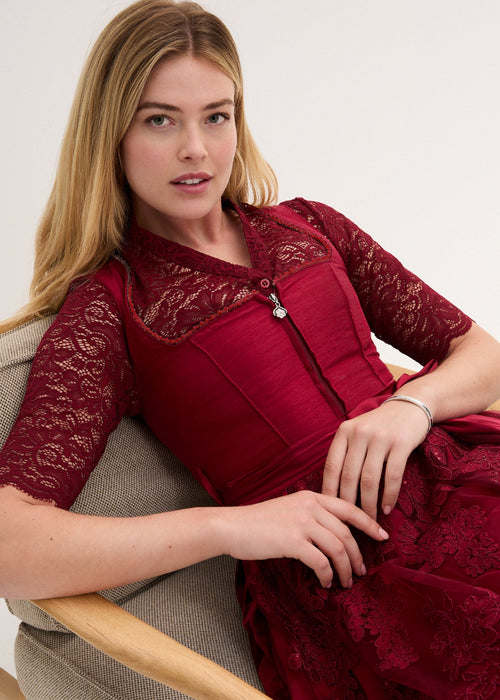Dirndl s pregačom s vezom