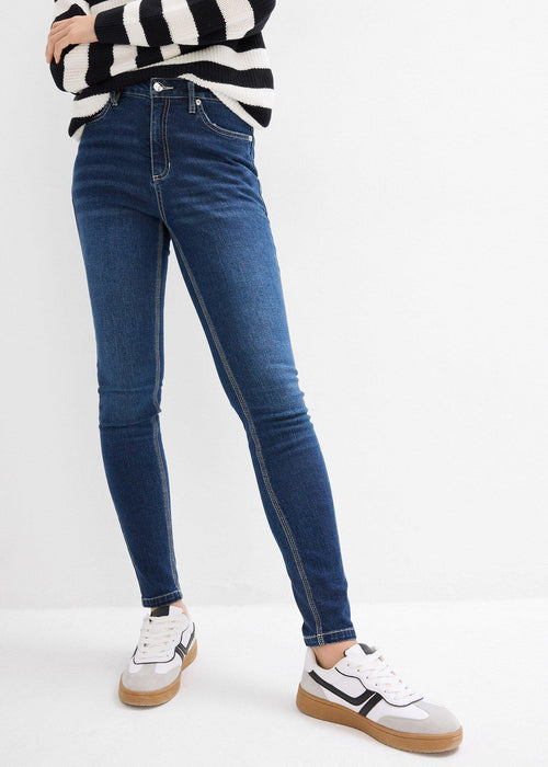 Traperice skinny kroja sa srednje visokim strukom kraćeg kroja