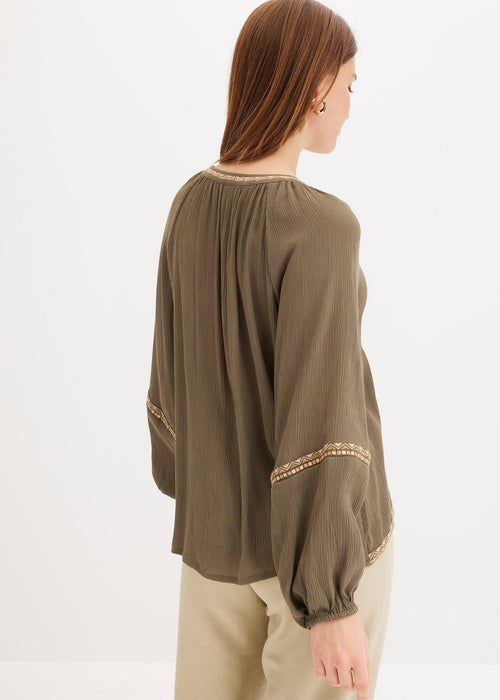 Bluza s vezom od materijala sa strukturom